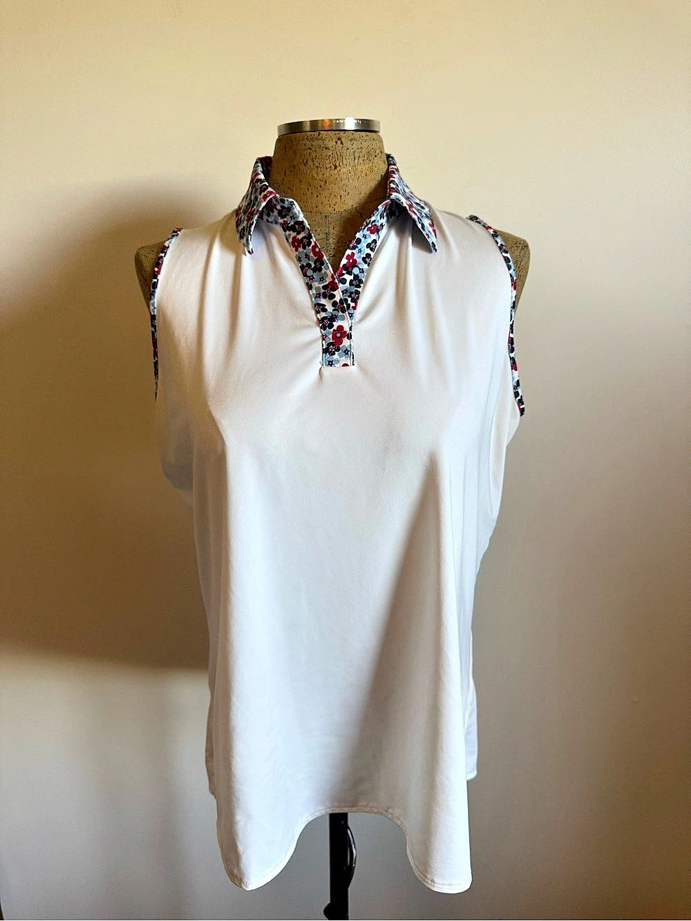 Belyn Key White with Floral Sleeveless Top XL